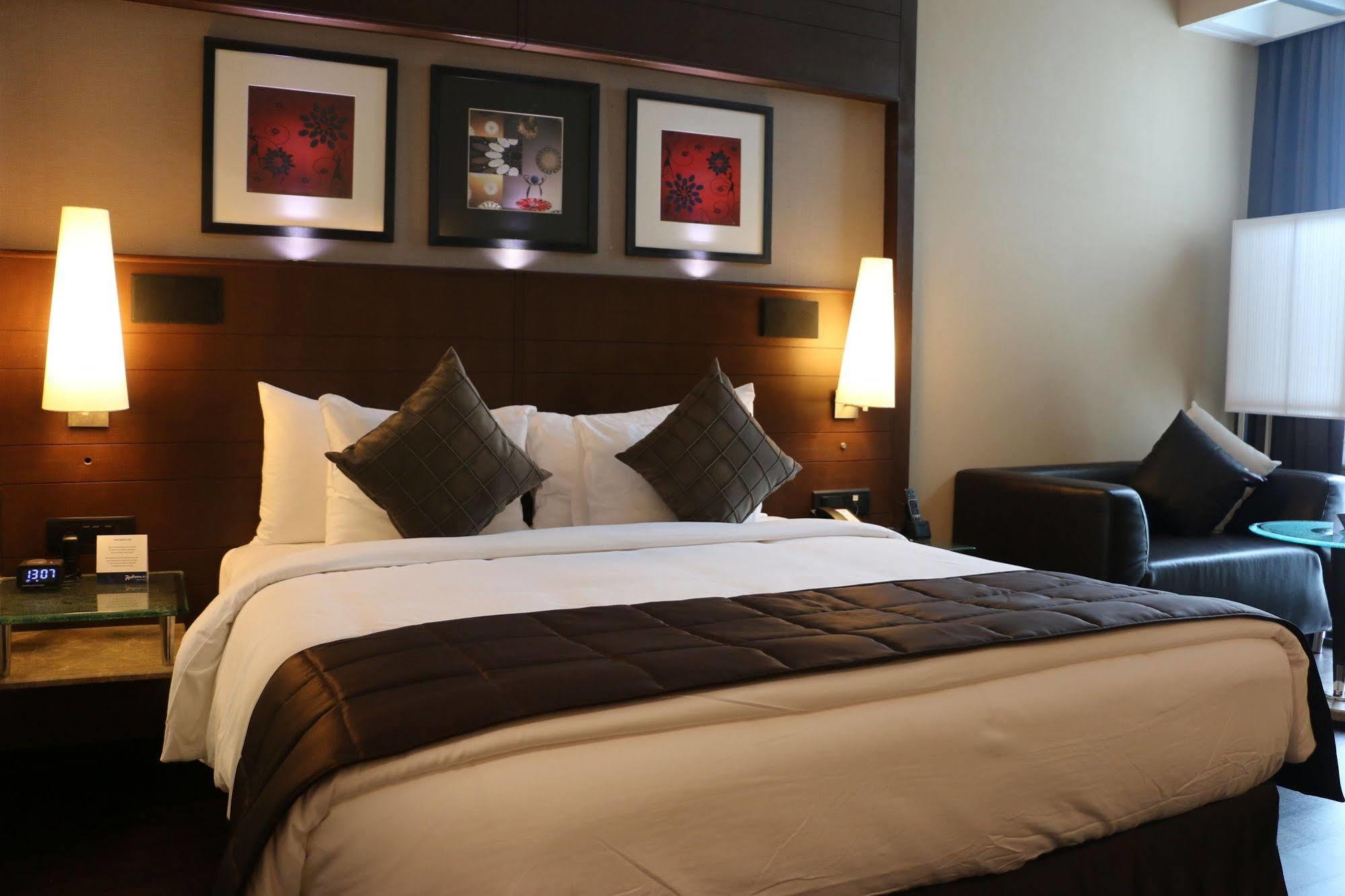 Hotel Radisson Blu Atria Bengaluru Exterior foto A room at the hotel