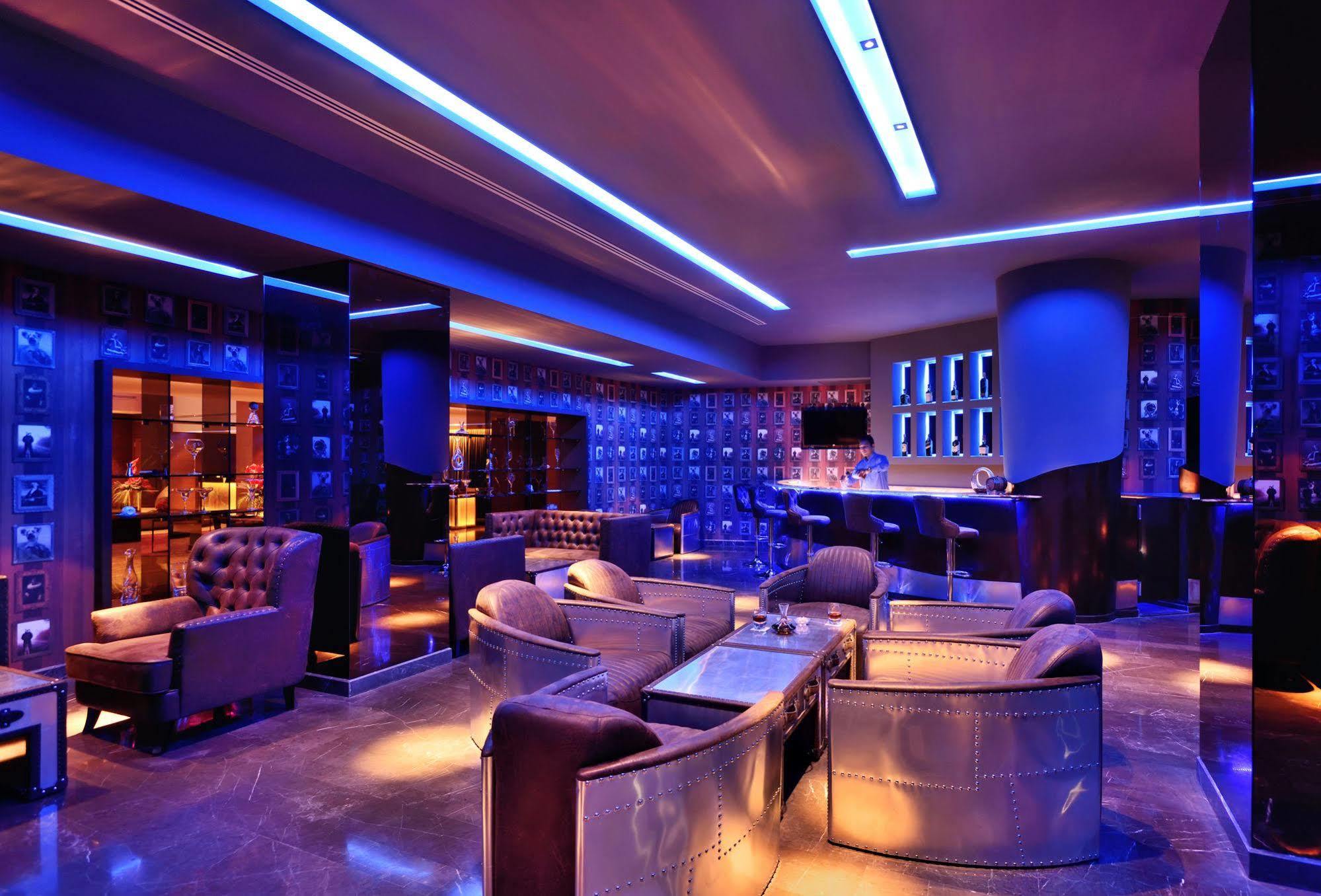 Hotel Radisson Blu Atria Bengaluru Exterior foto The bar at the W Hotel in Beijing