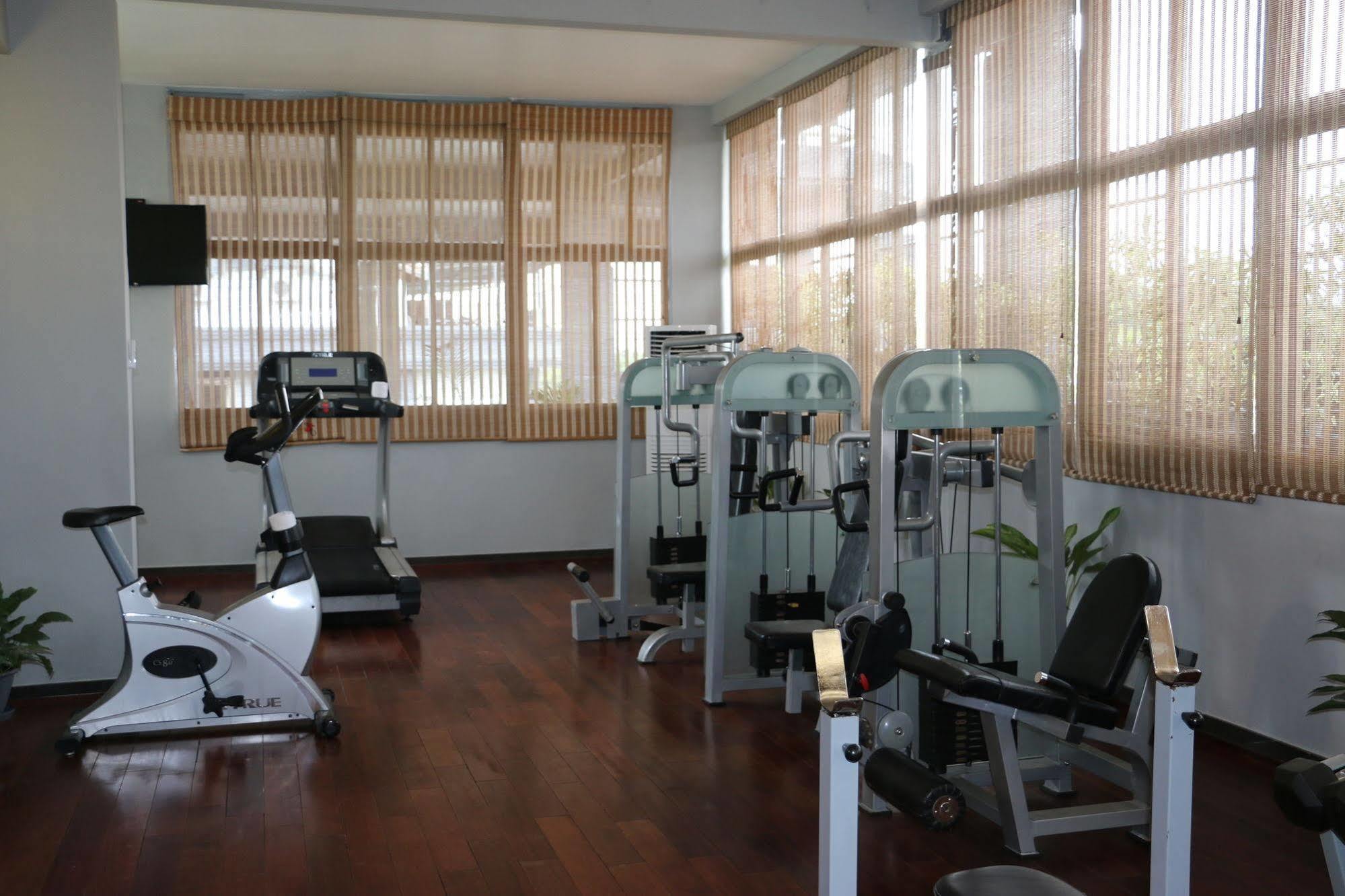 Hotel Radisson Blu Atria Bengaluru Exterior foto The gym